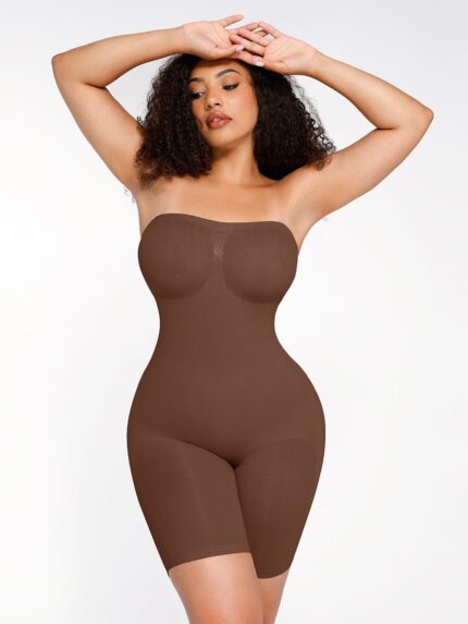 Femme en body marron foncé sans bretelles.