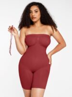 Femme en gaine rouge foncé ventre plat.