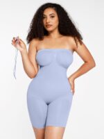 Femme en body bleu clair galbant sans bretelles.