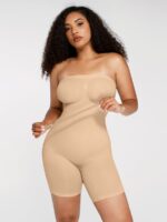 Femme en body couleur peau sans coutures.
