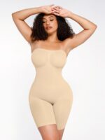 Femme en gaine nude doux remonte fesses.
