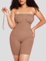 Femme en body nude chaud mi-cuisse.