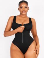 Femme zippant le maillot noir amincissant.