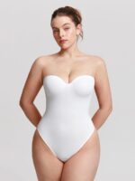 Femme en body blanc col sweetheart galbant.