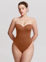 Femme en body caramel à bonnets moulés.