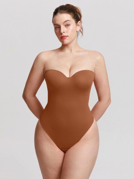 Femme en body caramel à bonnets moulés.