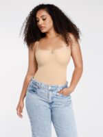 Femme en body beige porté en top avec jean taille haute.