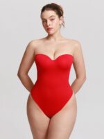 Femme en body rouge vif sans bretelles.